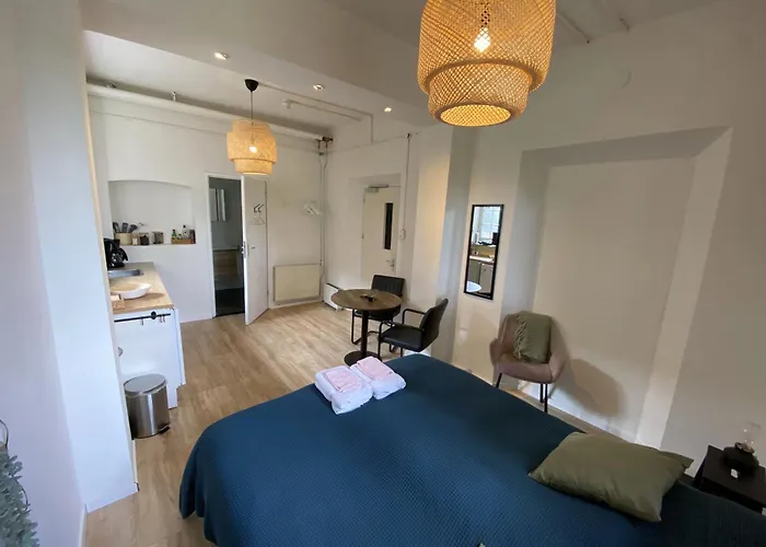 Modern 3 In Historic Abbey Cadier en Keer